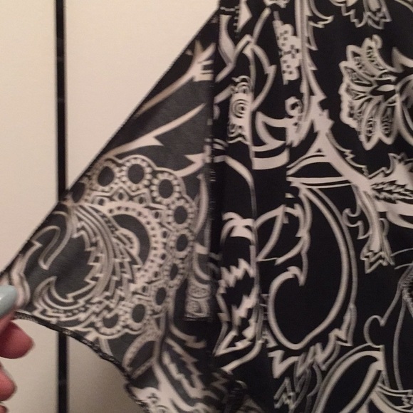 Olivia Paige split short sleeve 2X top - Picture 3 of 3